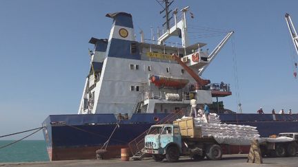 Le port d'Hodeïda toujours sous le contrôle des rebelles houthis est vital pour le Yémen. Il permet d'acheminer l'aide humanitaire dans le pays.&nbsp; (France 24)