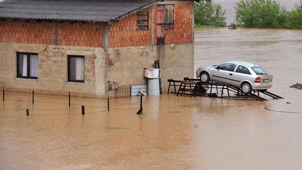 Une voiture est plac&eacute;e sur un rack afin de la prot&eacute;ger des inondations dans la banlieue e Sarajeco (Bosnie-Herz&eacute;govine), le 14 mai 2014. (ELVIS BARUKCIC / AFP)