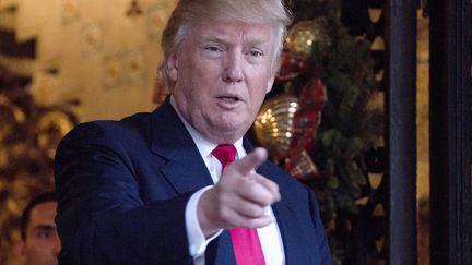 Le président élu des Etats-Unis, Donald Trump, répond à des journalistes à Palm Beach (Floride, Etats-Unis), le 24 décembre 2016.&nbsp; (JIM WATSON / AFP)