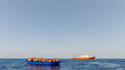 Des migrants secourus par l'équipage de l'Aquarius au large de la Libye le 10 août 2018 (photo d'illustration). (GUGLIELMO MANGIAPANE / SOS MEDITERRANEE)