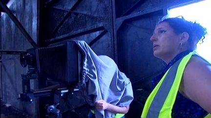 Zineb Sedira en pleine séance photo au silo à sucre sur le port de Marseille
 (France3/Culturebox)