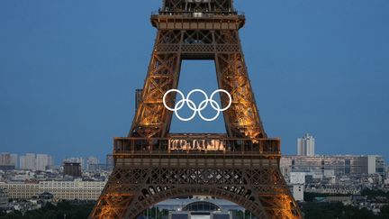 La tour Eiffel et ses anneaux olympiques lors de la cérémonie du 14-Juillet 2024. (DIMITAR DILKOFF / AFP)