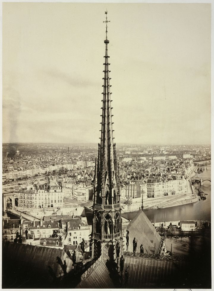 Charles Marville (1813-1879), Flèche de Notre-Dame en plomb et cuivre martelé, vers 1860. Tirage sur papier albuminéVue de la flèche conçue par Viollet-le-Duc (Ecole nationale supérieure des beaux-arts de Paris)