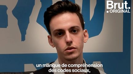 Julien Ducros a pu surmonter ses troubles sociaux grâce à l'esport. Brut l'a rencontré. (BRUT)