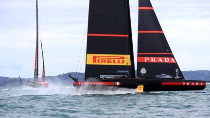 Luna Rossa et Team New Zealand lors de la Coupe de l'America, le 10 mars 2021.  (GILLES MARTIN-RAGET / AFP)