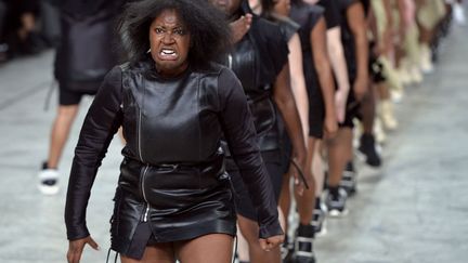 Pr&eacute;sentation des collections pr&ecirc;t-&agrave;-porter printemps-&eacute;t&eacute; 2014 lors du d&eacute;fil&eacute; Rick Owens, &agrave; Paris, le 26 septembre 2013. (MIGUEL MEDINA / AFP)