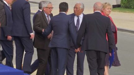 Capture d'écran d'une vidéo montrant Jean-Claude Juncker aidé dans ses déplacements par des chefs d'Etat et de gouvernement, le 11 juillet 2018, à Bruxelles (Belgique). (AP/SIPA)