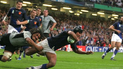 &nbsp; (¼ de finale 2007 France – Nouvelle Zélande : Thierry Dusautoir marque un essai à Cardiff © MaxPPP)