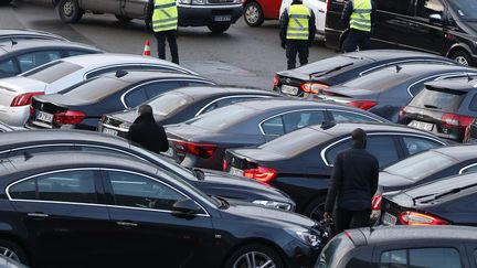 Des véhicules VTC, en février 2016 à Paris. (MATTHIEU ALEXANDRE / AFP)