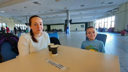 Katia et son fils, Youri, dans un centre d'accueil installé dans le stade de Lviv, le 17 mars. "Dans le stade de Lviv transformé en centre d’accueil, j’ai rencontré une maman et son fils. Youri, un petit garçon aux grands yeux malicieux, et sa mère, Katia, ont quitté leur modeste appartement du centre de Kiev avec très peu d’affaires, dans la nuit du 24 février. Le petit garçon très espiègle et bavard nous a raconté ces moments d’angoisse, la tristesse de laisser son chat, l’incertitude du sort de ses copains d’école. Il y a eu un échange de regards entre la mère, cernée et parlant peu, et le fils, qui disait 'Je tiens parce que tu tiens', comme un contrat tacite passé l’un envers l’autre ; pendant quelques secondes cela nous a transpercé le cœur." (SANDRINE ETOA-ANDEGUE / FRANCEINFO / RADIO FRANCE)