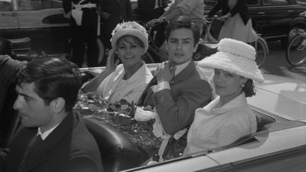 Alain Delon entre Sofia Loren (à gauche) et Romy Schneider (à droite), à Cannes le 8 mai 1962 (UPI / AFP)