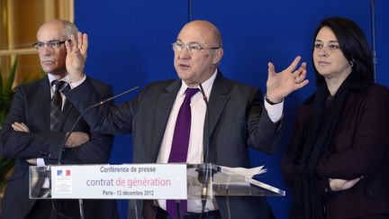 Michel Sapin (C), lors de la pr&eacute;sentation du dispositif du contrat de g&eacute;n&eacute;ration, le 12 d&eacute;cembre 2012 &agrave; Paris. (BERTRAND GUAY / AFP)