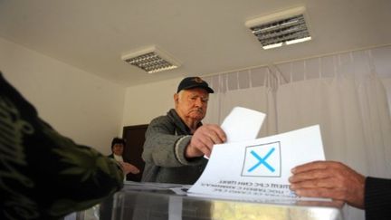 Un votant, dans le village de Yana. (NIKOLAY DOYCHINOV / AFP)