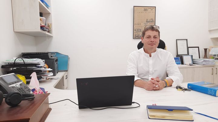 Guy Arpaz, professeur de droit et chef de la scolarité à l'université hébraïque de Jerusalem, appréhende le retour des étudiants réservistes. (WILLY MOREAU / FRANCEINFO)