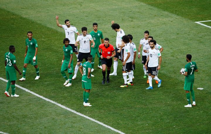 L'arbitre Wilmar Roldan part consulter son écran de VAR, le 25 juin 2018, lors du match Arabie saoudite-Egypte, à Volgograd (Russie). (JASON CAIRNDUFF / REUTERS)