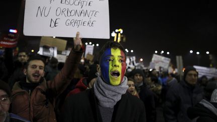 Des milliers de manifestants dans les rues de Bucarest (Roumanie), vendredi 3 février.&nbsp; (STOYAN NENOV / REUTERS)