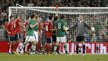 Le gardien de l'Arménie, Roman Berezovsky, est expulsé sur un fait de jeu contesté, le 11 octobre 2011 à Dublin (Irlande). (PETER MORRISON / AP / SIPA)