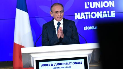 Eric Zemmour le 24 avril 2022 à Paris lors d'une prise de parole après le second tour de l'élection présidentille. (STEPHANE DE SAKUTIN / AFP)