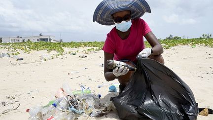 "Il est temps de commencer à sensibiliser les gens à la nécessité de préserver l'environnement, en particulier avec le problème du plastique", ajoute Chioma Chukwura, l’une des bénévoles,&nbsp; consultante en marketing digital.&nbsp; &nbsp; (PIUS UTOMI EKPEI / AFP)