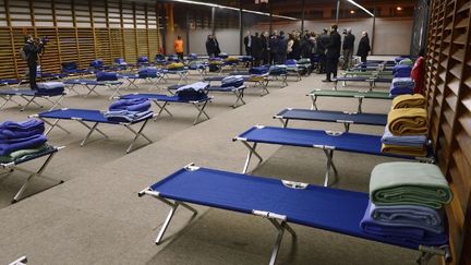 Des lits sont install&eacute;s dans un gymnase, &agrave; Paris, pour accueillir des personnes sans domicile, le 22 novembre 2013.&nbsp; (ERIC FEFERBERG / AFP)