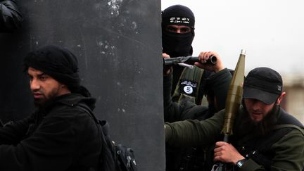 Des combattants du front Al-Nosra dans un village du nord de la Syrie, le 4 avril 2013. (GUILLAUME BRIQUET / AFP)