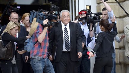 Dominique Strauss-Kahn sort du S&eacute;nat apr&egrave;s avoir &eacute;t&eacute; entendu par une commission parlementaire, mercredi 26 juin 2013 &agrave; Paris. (MARTIN BUREAU / AFP)