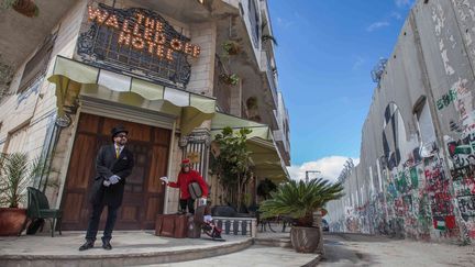 L'entrée du Walled Off Hotel de Banksy à Bethléem avec le mur de séparation à droite.
 (Luay Sababa/XINHUA/SIPA)