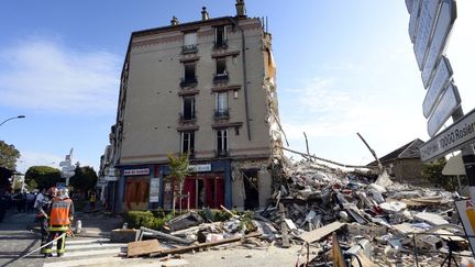 Des sapeurs-pompiers participent aux op&eacute;rations de recherche d'&eacute;ventuels survivants, le 31 ao&ucirc;t 2014, &agrave; Rosny-sous-Bois (Seine-Saint-Denis). (BERTRAND GUAY / AFP)