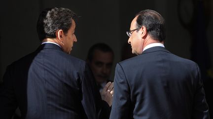 Nicolas Sarkozy et François Hollande à l'Elysée le 15 mai 2012 lors de la passation de pouvoirs entre l'ancien et le nouveau président (YOAN VALAT / EPA)