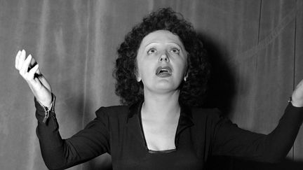 Edith Piaf en concert au cabaret de New York "Le Versailles", le 2 novembre 1948
 (Lopez / UPI / AFP)