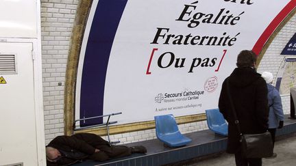 Un homme dort dans le m&eacute;tro parisien, le 9 f&eacute;vrier 2011. (JACQUES DEMARTHON / AFP)