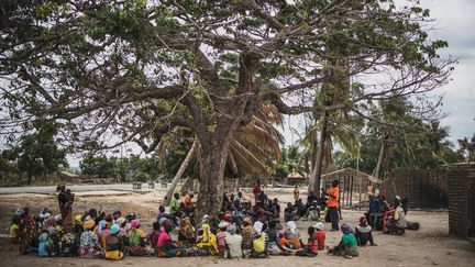 Réunion dans le village d'Aldeia da Paz dans le nord-est du Mozambique. Le 1er août 2019, ce village a rejoint la longue liste des localités victimes d'un groupe islamiste sans visage qui sème la mort et la terreur depuis près de trois ans dans le nord du pays. Photo prise le 24 août 2019. (MARCO LONGARI / AFP)