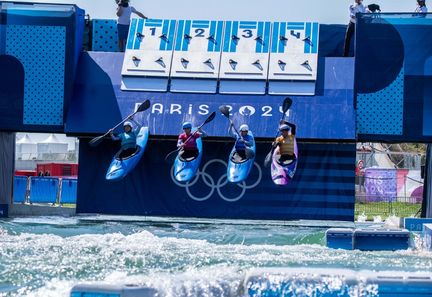 Les quarts de finale du kayak cross féminin, le 5 août 2024, sur le stade nautique de Vaires-sur-Marne. (BAPTISTE AUTISSIER / AFP)