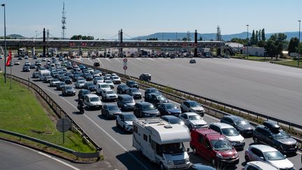 Des embouteillages sur l'A71 au péage de Gerzat, près de Clermont-Ferrand (Puy-de-Dôme), le 11 août 2024. (ANNABELLE HAMIL / HANS LUCAS : AFP)