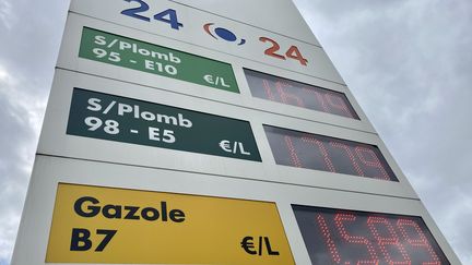 La station essence Leclerc de Viry-Chatillon, en Essonne, comme les autres stations du groupe, propose un week-end du 15 août avec des carburants à prix coûtant. (PAOLA GUZZO / RADIOFRANCE)