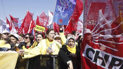 Un meeting de l'opposition turque, le Parti r&eacute;publicain du peuple (CHP)&nbsp;&agrave;&nbsp;Istanbul, le 29 mars&nbsp;2014. (OSMAN ORSAL / REUTERS)