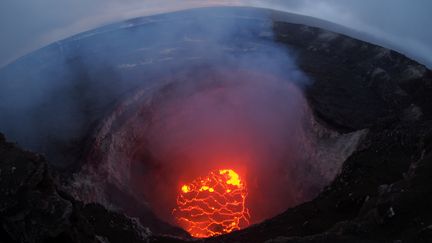 Le lac de lave du volcan Kilauea est photographié en pleine éruption, le 6 mai 2018, à Hawaï.&nbsp; (USGS / REUTERS)