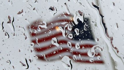 &nbsp; (Drapeau américain en berne. Deux personnes, dont le tireur, sont mortes dans la fusillade de Fort Bliss, hier, au Texas. © REUTERS/Mike Segar)