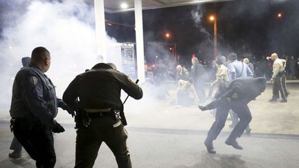 &nbsp; (Tension entre la police et une trentaine de personnes à Berkeley où Antonio Martin a été tué  © David Carson/AP/SIPA)