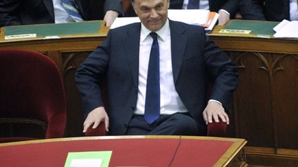 Le premier ministre hongrois Viktor Orban affiche sa satisfaction après le vote de la nouvele Constitution au Parlement (AFP - ATTILA KISBENEDEK)