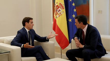 Le Premier ministre socialiste espagnol, Pedro Sanchez, et le chef de file du parti Ciudadanos, Albert Rivera, au palais présidentiel de Madrid, le 7 mai 2019.&nbsp; (BURAK AKBULUT / ANADOLU AGENCY / AFP)