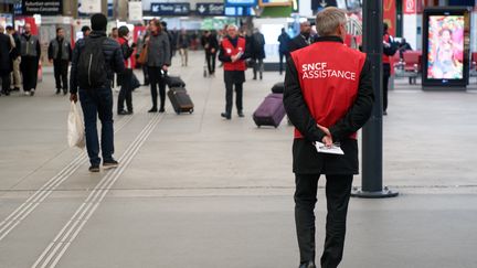 Un agent de la SNCF à la gare Montparnasse, à Paris, le 14 mai 2018 lors d'une journée de grève. (DAN PIER / CROWDSPARK / AFP)