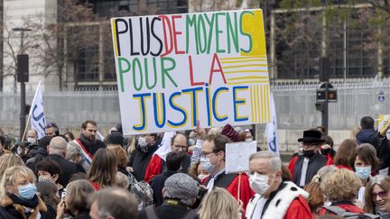 Manifestation nationale pour dénoncer le malaise dans le monde de la justice et la dégradation des conditions de travail, le 15 décembre 2021.&nbsp; (VINCENT ISORE / MAXPPP)