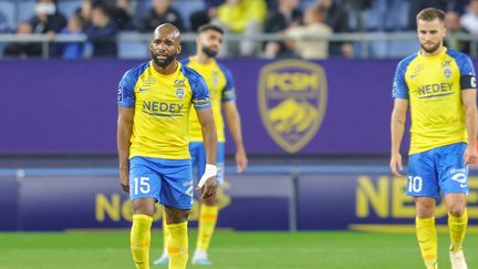 La détresse des joueurs sochaliens après une défaite contre Dijon, le 1er mai 2023. (JEAN-BAPTISTE BORNIER  / MAXPPP)