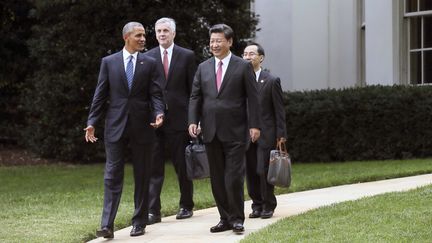 Barack Obama et Xi Jinping marchent dans le jardin de la Maison Blanche, le 25 septembre 2015, &agrave; Washington. (LAN HONGGUANG / XINHUA / AFP)