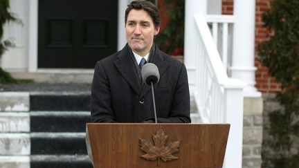 Justin Trudeau, sur le perron de sa résidence d'Ottawa, a annoncé sa démission de son poste de Premier ministre lundi 6 janvier 2025. (DAVE CHAN / AFP)