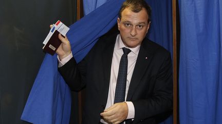 Louis Aliot, candidat FN&nbsp;en Languedoc-Roussillon-Midi-Pyrénées, vote lors du second tour des élections régionales, le 13 décembre 2015. (RAYMOND ROIG / AFP)