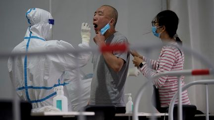 Un test au Covid-19 pratiqué dans une rue à Pékin, en Chine, le 25 avril 2022. (NOEL CELIS / AFP)