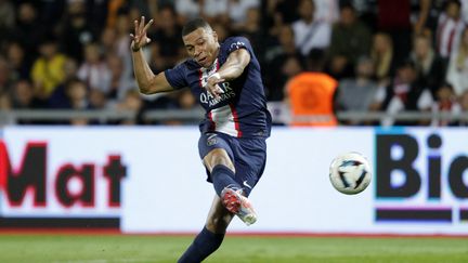 Le Parisien Kylian Mbappé pour l'ouverture du score face à Ajaccio, le 21 octobre 2022. (PASCAL POCHARD-CASABIANCA / AFP)