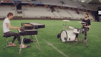 Dans le stade de Reims, ALB interprète "Whispers under the moonlight".
 (Capture d&#039;écran / La blogothèque)